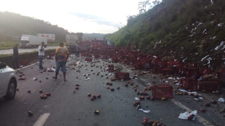 Carreta que transportava mangas bate em talude, carga fica espalhada e interdita BR-040