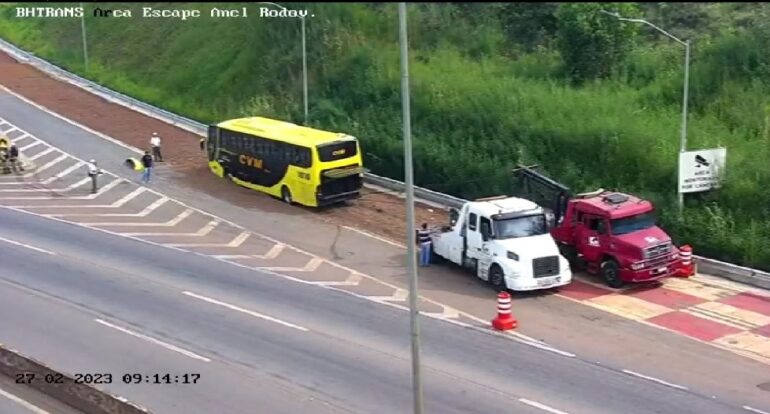 Ônibus com 41 passageiros usa Área de Escape do Anel Rodoviário