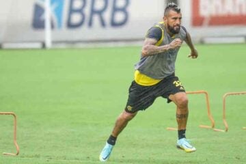 Vidal é multado no Flamengo por indisciplina após polêmica no Carioca