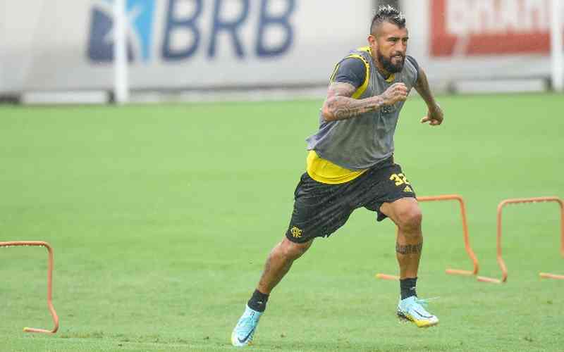 Vidal é multado no Flamengo por indisciplina após polêmica no Carioca