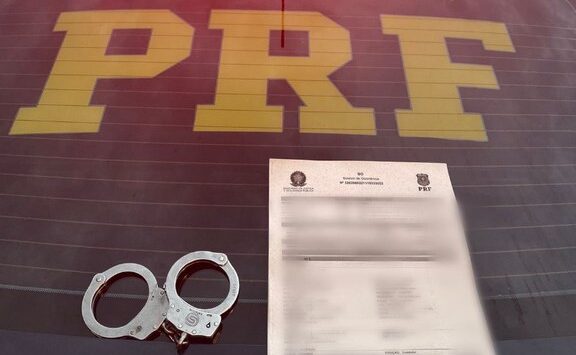 Polícia Rodoviária prende homem com mandado de prisão em aberto na BR 116, em Teófilo Otoni