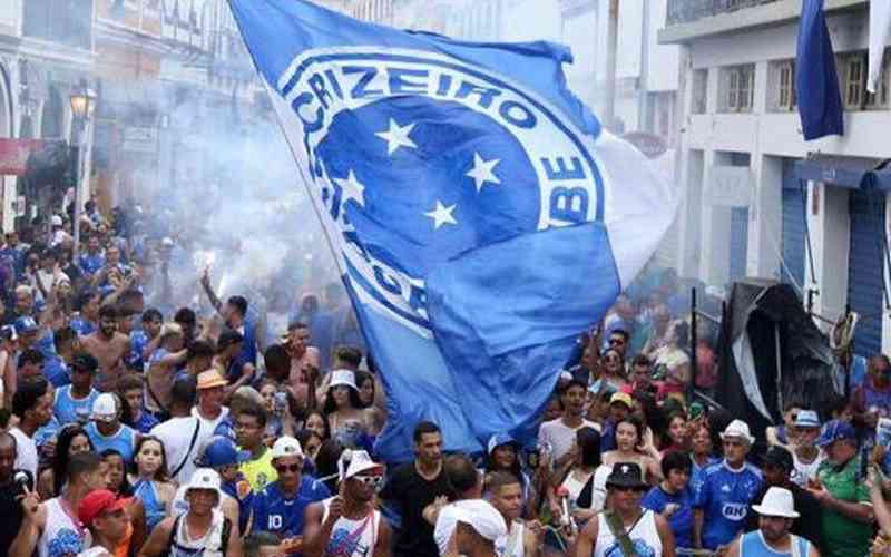 Cruzeiro: Bloco Raposão arrasta multidão pelas ruas de São João del-Rei