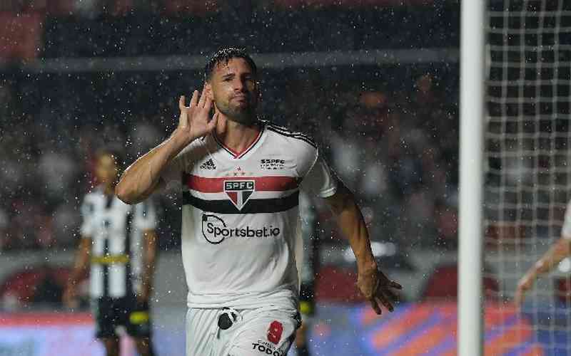 São Paulo vence clássico, alivia pressão e complica Santos no Paulista
