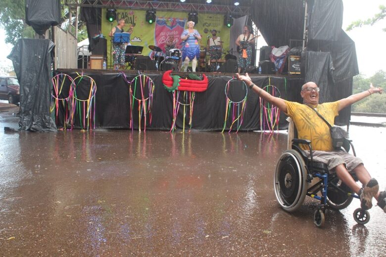 Vale bloco de Carnaval com chuva? Confira a previsão do tempo deste sábado
