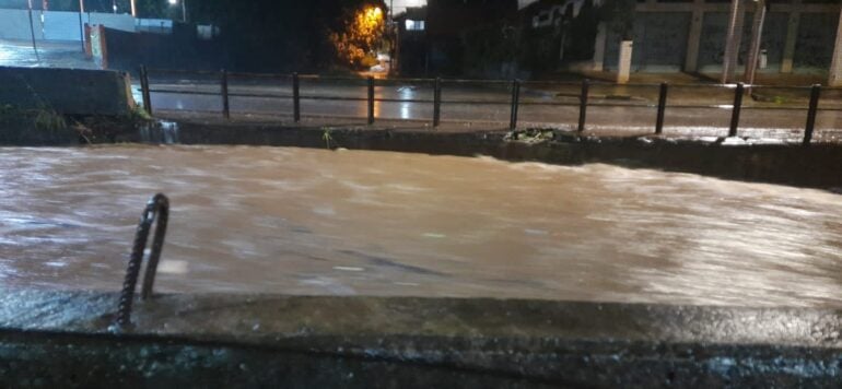 Belo Horizonte tem mais um dia de chuva forte e registro de pontos de inundação
