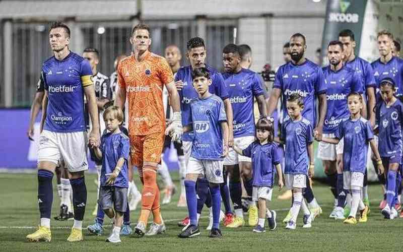 Cruzeiro mostra vestiário mobilizado antes do clássico; veja bastidores