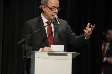 Mercadante toma posse no BNDES e faz discurso em defesa da democracia