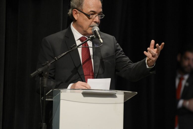 Mercadante toma posse no BNDES e faz discurso em defesa da democracia Mercadante toma posse no BNDES e faz discurso em defesa da democracia