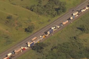 Principal ligação entre Rio de Janeiro e São Paulo, Via Dutra é interditada por queda de barreira