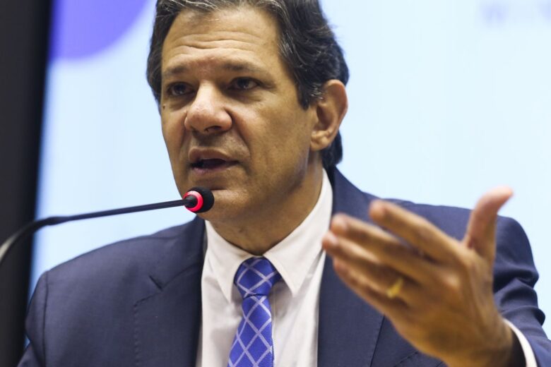 Haddad manda doar itens apreendidos pela Receita ao litoral paulista