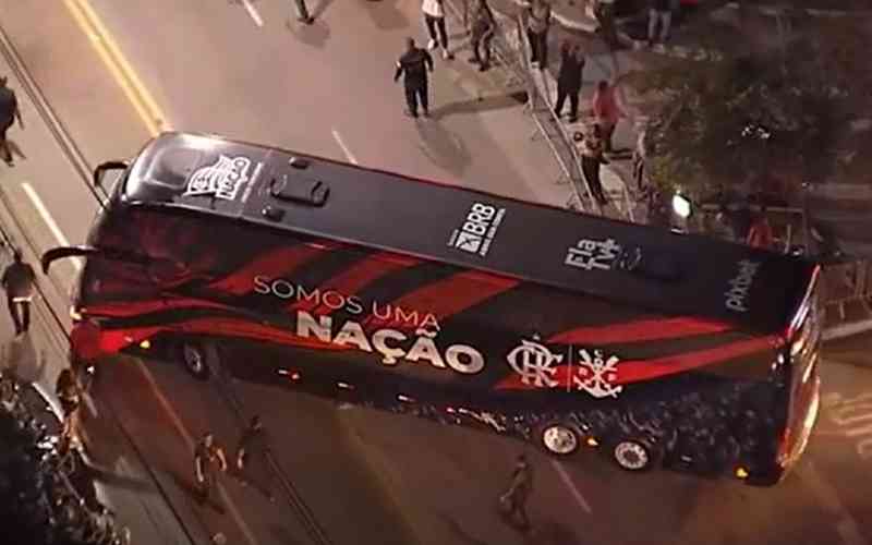 Flamengo embarca para o Mundial de Clubes nos braços da torcida; veja vídeo