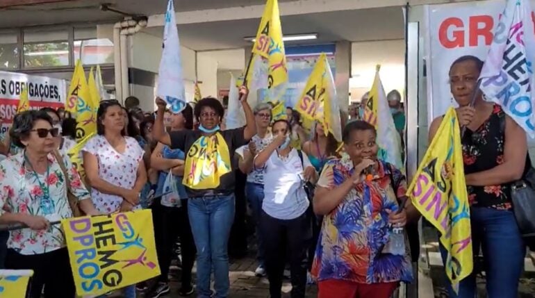 Servidores da Fhemig entram em greve e protestam contra aumento no número de plantões