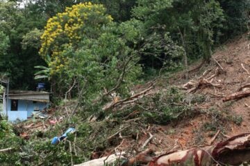 Sobe para 54 o número de mortes após chuvas no litoral norte de SP