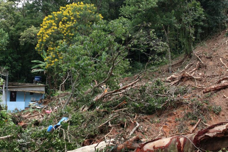 Sobe para 54 o número de mortes após chuvas no litoral norte de SP