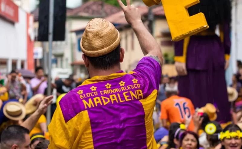 De roxo e amarelo, Bloco ‘Madalena não gosta de Poema’ tomará as ruas de Itabira neste sábado (11)