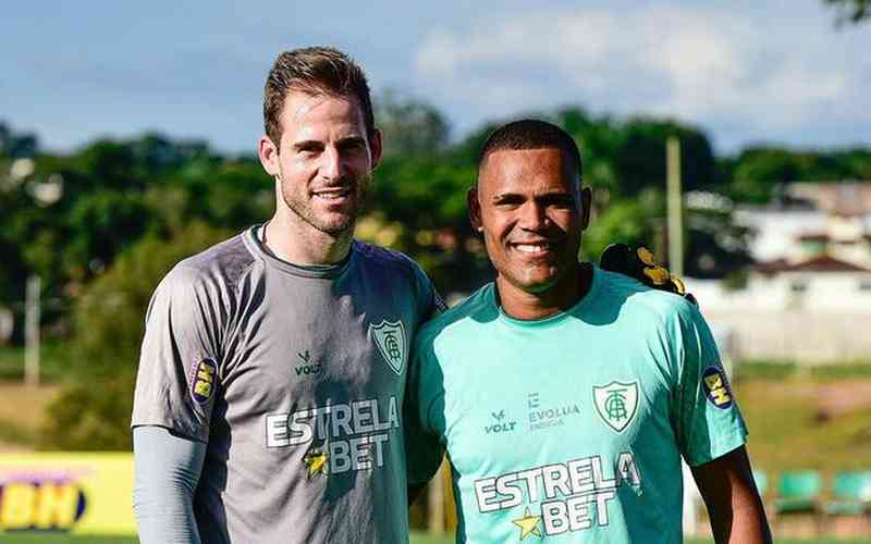 Reforços do América treinam, são regularizados e podem enfrentar o Cruzeiro