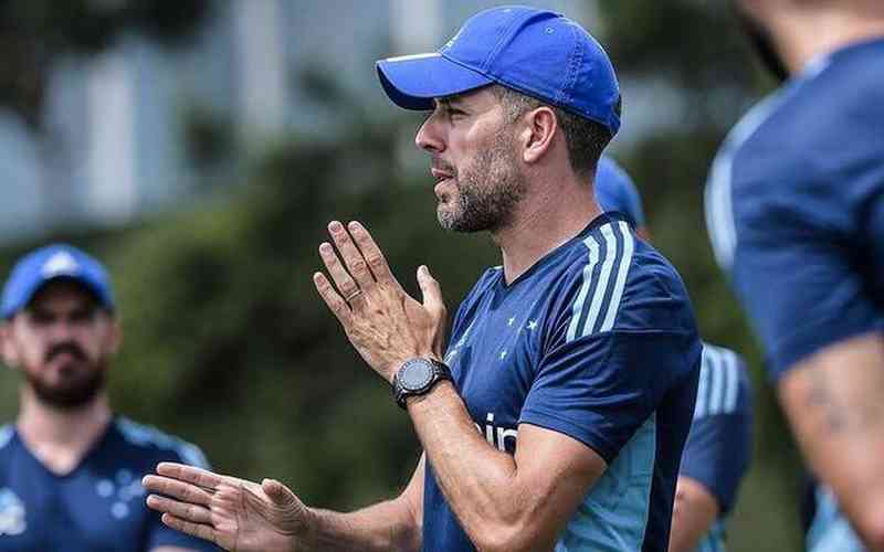 Pezzolano muda escalação do Cruzeiro para o clássico contra o Atlético