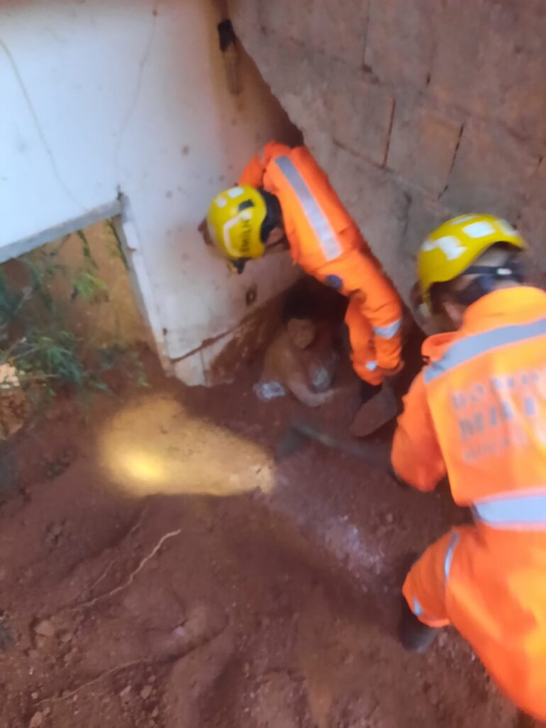 Mulher fica soterrada depois de barranco desabar e atingir casa em Ipatinga
