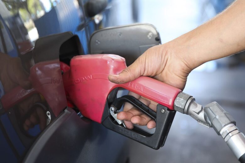 Receita confirma reoneração de gasolina e etanol no fim do mês
