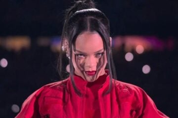 Rihanna “voa” no show do intervalo do Super Bowl e canta hits de sua carreira