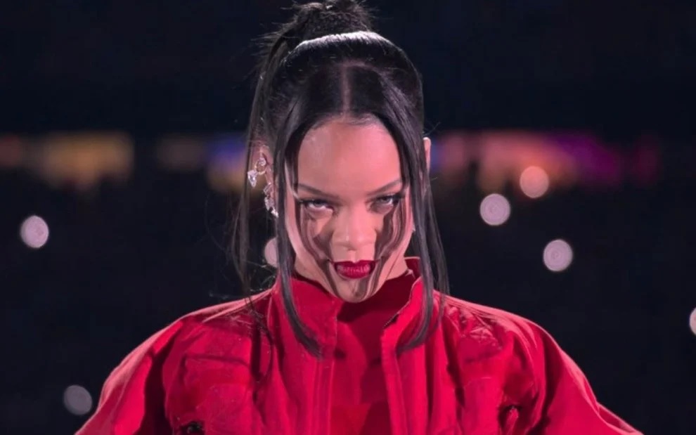 Rihanna “voa” no show do intervalo do Super Bowl e canta hits de sua carreira
