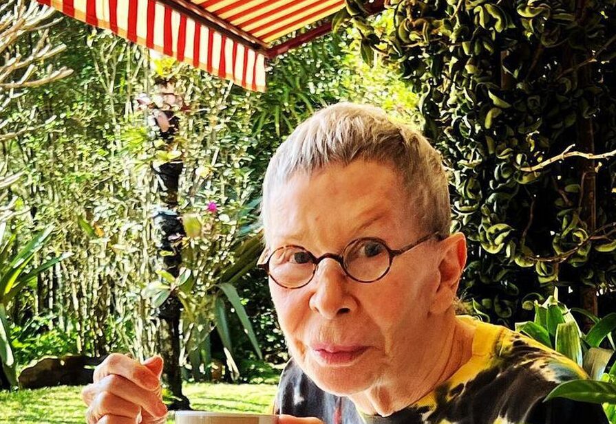 “Rita Lee está bem, se fortalecendo, se recuperando”, escreve Roberto de Carvalho