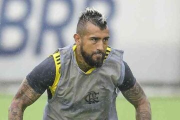 Depois de se oferecer ao Colo Colo, Vidal se revolta no banco do Flamengo