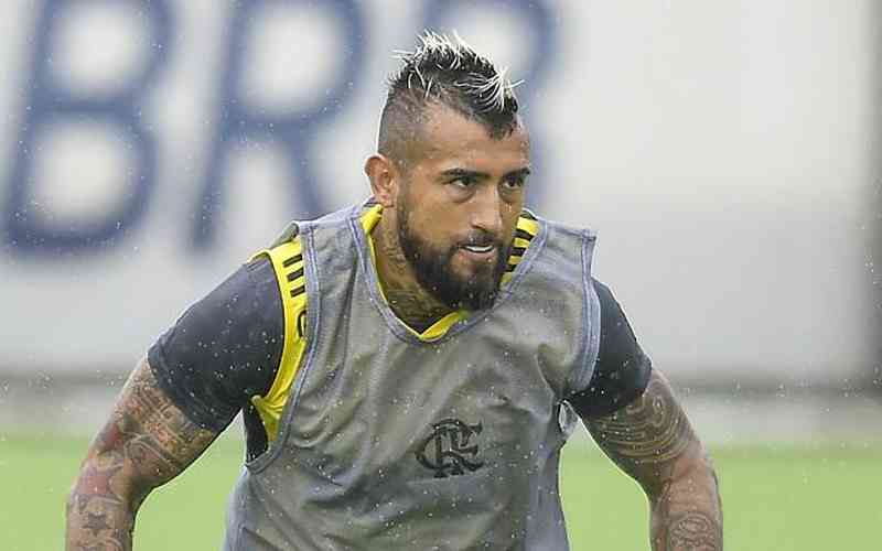 Depois de se oferecer ao Colo Colo, Vidal se revolta no banco do Flamengo