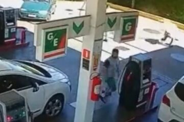 Frentista de posto põe fogo em cliente durante discussão; veja vídeo