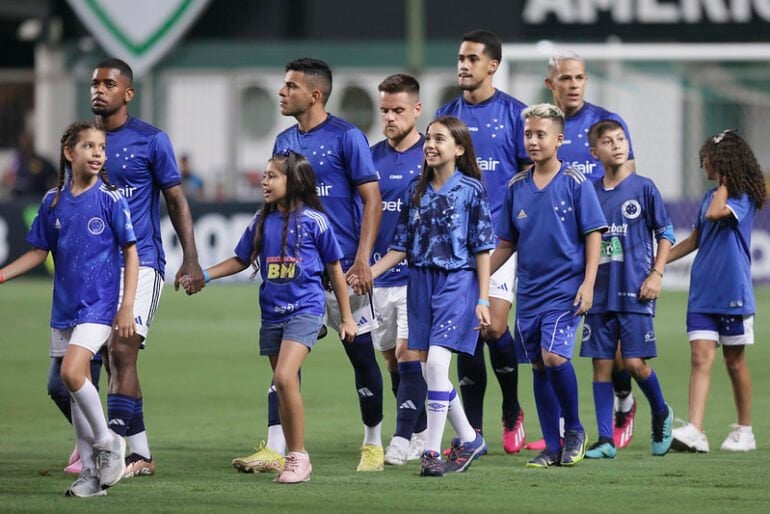 Cruzeiro é punido pelo TJD-MG, mas perda de campo é substituída por torcida com mulheres e crianças
