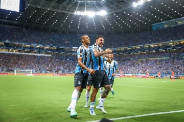 Carballo marca nos acréscimos e invicto Grêmio bate o rival Inter no Gauchão