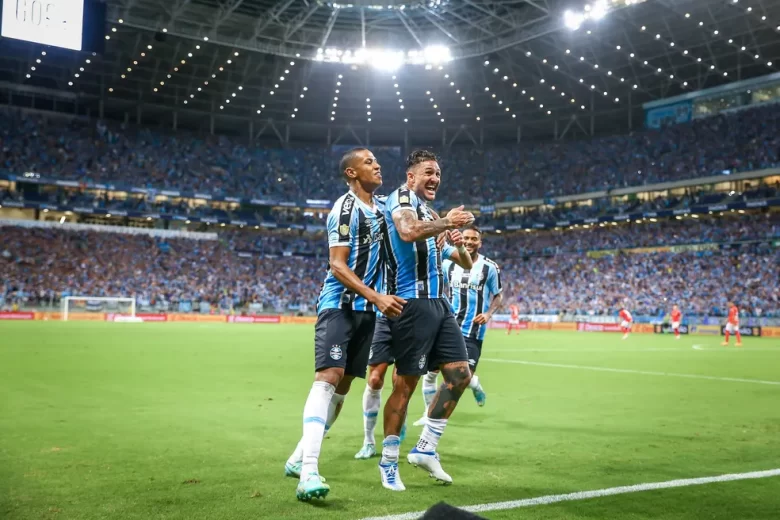Carballo marca nos acréscimos e invicto Grêmio bate o rival Inter no Gauchão
