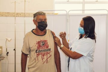 Itabira inicia vacinação bivalente contra a Covid-19 em idosos; vacinação infantil continua