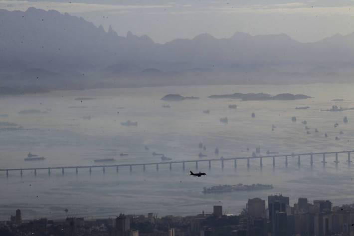 Policial militar morre atropelado na Ponte Rio-Niteroi após pane em veículo
