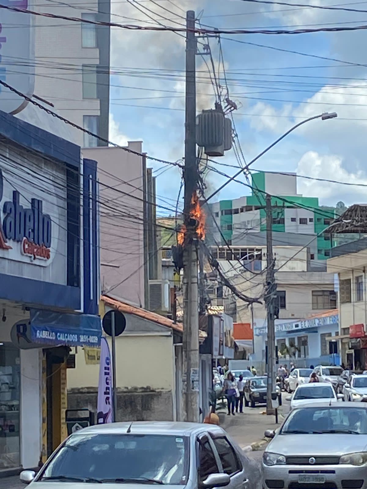 Poste pega fogo e assusta populares em Monlevade