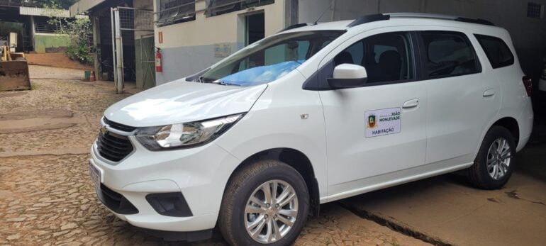 Prefeitura de Monlevade recebe veículo para setor de Habitação