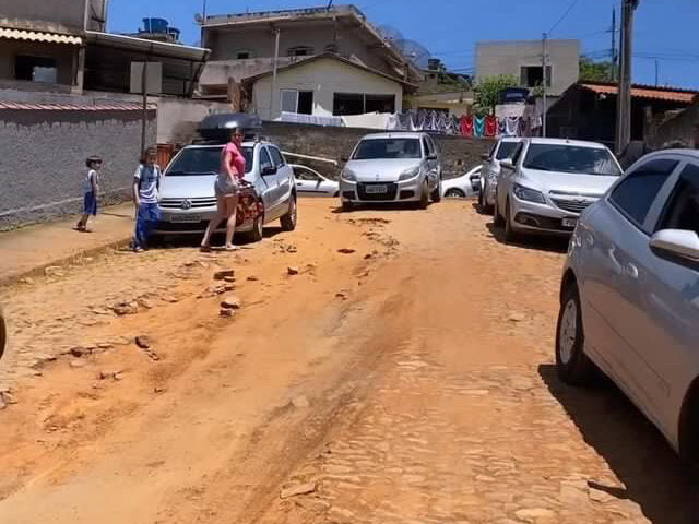 Rua Salinas pede melhorias urgentes desde dezembro, em Monlevade