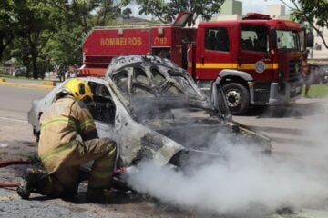 Incêndio destrói veículo na Avenida Cristina Gazire em Itabira