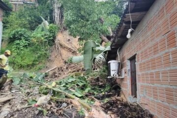Chuva em Manaus causa deslizamento e deixa ao menos oito mortos