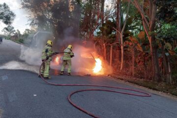 Carro pega fogo próximo a conjunto habitacional do Juca Batista