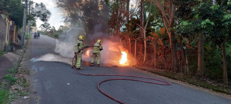 Carro pega fogo próximo a conjunto habitacional do Juca Batista