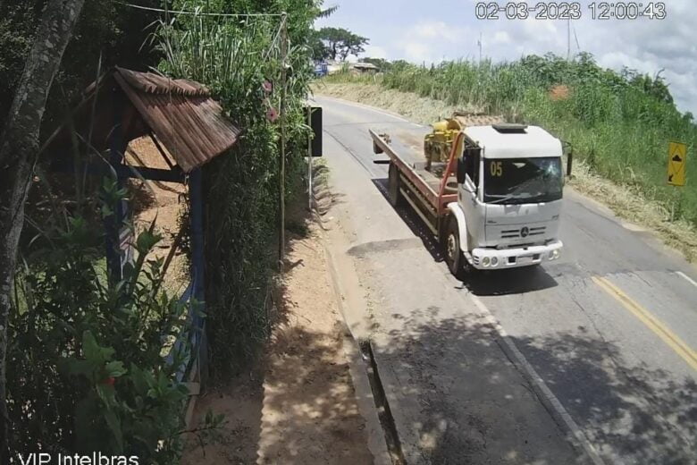 Máquina desprende da carroceria, atinge cabine e fere motorista