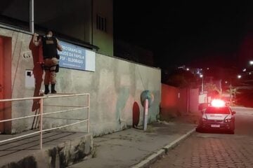 Homem invade PSF no São Pedro, furta garrafas, jarra de vidro e mascote do Atlético MG