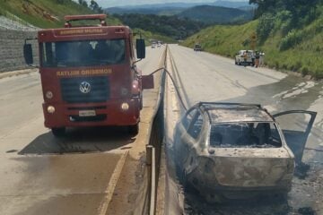 Carro bate, pega fogo e motorista morre carbonizado na BR-381