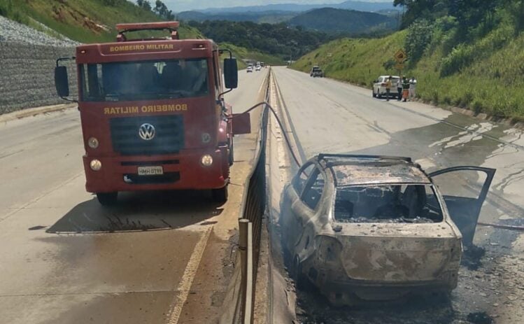 Carro bate, pega fogo e motorista morre carbonizado na BR-381