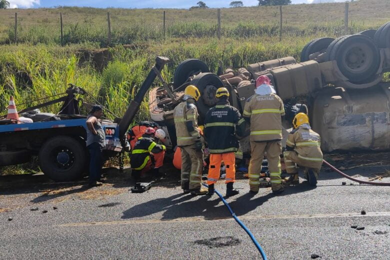 Carreta tomba deixando um morto e dois feridos na BR-381
