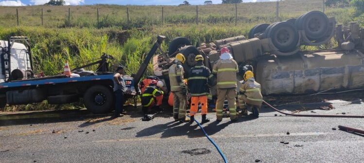Carreta tomba deixando um morto e dois feridos na BR-381