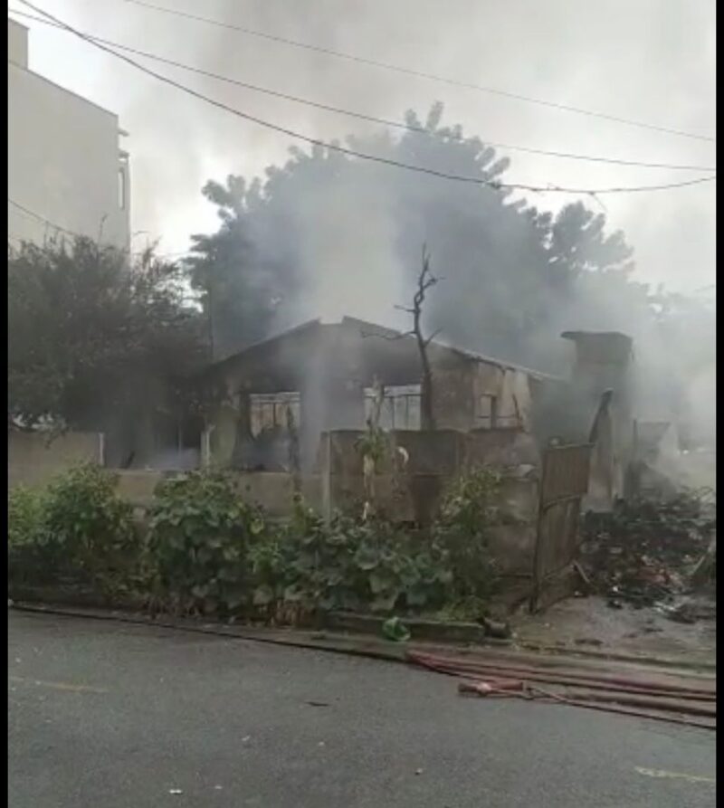 Ipatinga: Bombeiros combatem incêndio em residência