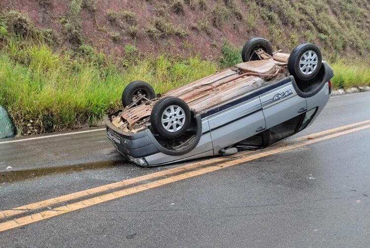 Motorista fica ferido ao capotar Fiat Uno na estrada do “Forninho”