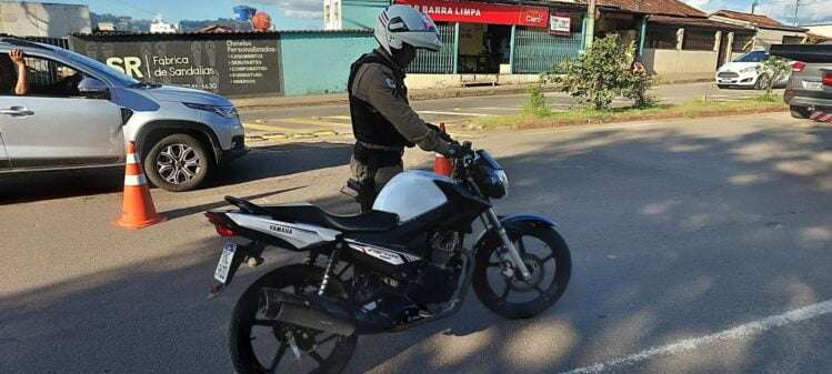 PM apreende mais duas motos com escapamento adulterado